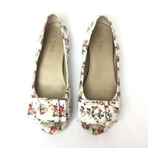 Me Too floral open toe flats with bow detail - Women’s size 6